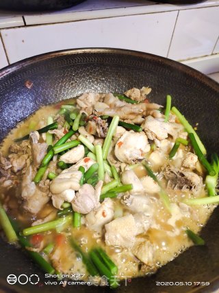 蒜薹烧土鸡的做法步骤：10