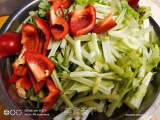 芹菜炒牛肉的做法步骤：1