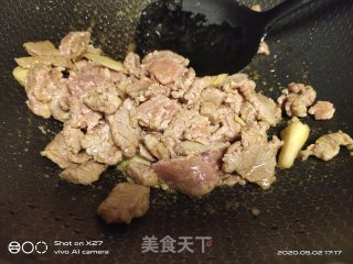 芹菜炒牛肉的做法步骤：3