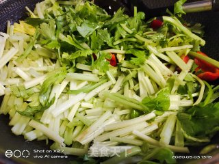 芹菜炒牛肉的做法步骤：5