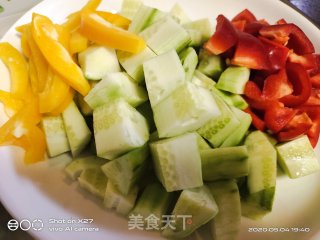 牛肉炒黄瓜的做法步骤：2