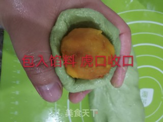 咸蛋黄肉松青团的做法步骤：10