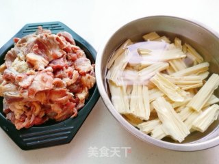 腐竹烧牛腩的做法步骤：3