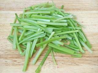 凉拌芹菜土豆丝的做法步骤：2
