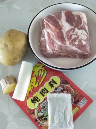 梅花肉炖土豆的做法步骤：1