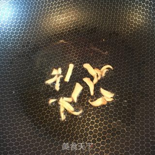 酸菜烧龙利鱼的做法步骤：2