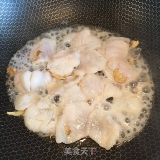 酸菜烧龙利鱼的做法步骤：3