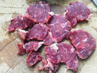 雪里蕻炒牛肉丁的做法步骤：1