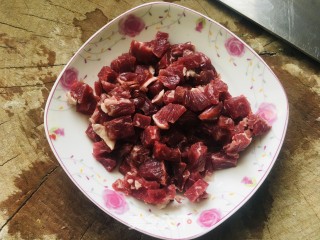 雪里蕻炒牛肉丁的做法步骤：2