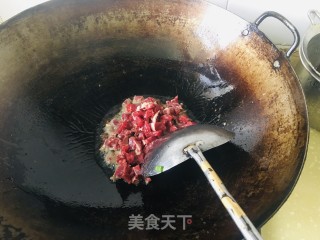 雪里蕻炒牛肉丁的做法步骤：4