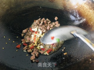 雪里蕻炒牛肉丁的做法步骤：5