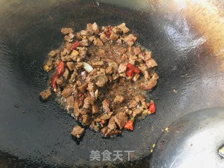 雪里蕻炒牛肉丁的做法步骤：6
