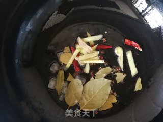 香菇玉米炖鸡腿的做法步骤：5