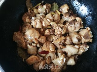 香菇玉米炖鸡腿的做法步骤：9
