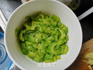 心怡凉拌蒜香苦瓜的做法步骤：2