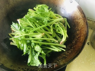 蒜香菠菜梗的做法步骤：2