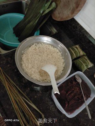 红豆沙碱水粽的做法步骤：1