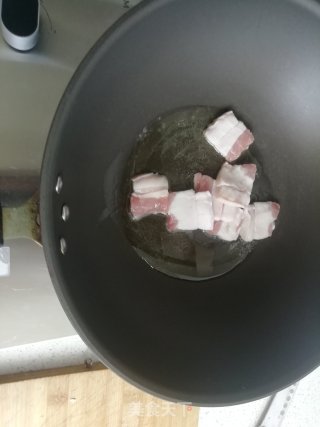 五花肉烧咸鱼的做法步骤：2