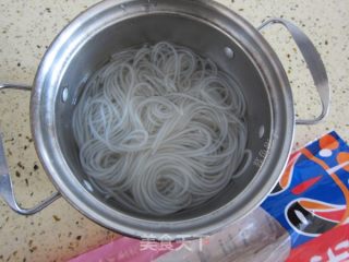 酸爽萝卜粉丝的做法步骤：1