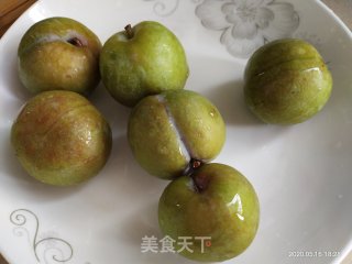 椒盐三华李的做法步骤：1