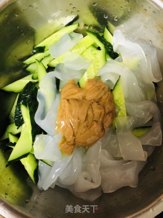 夏天了。我们需要爽口凉菜~~的做法步骤：3