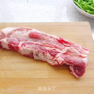 蒜苔回锅肉的做法步骤：1