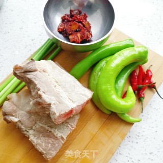 蒜苔回锅肉的做法步骤：2