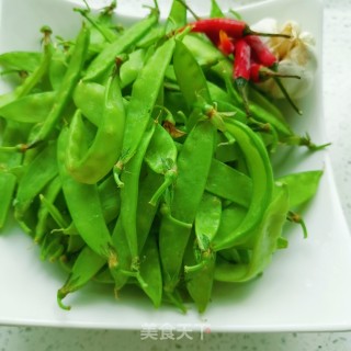 炝炒荷兰豆的做法步骤：1
