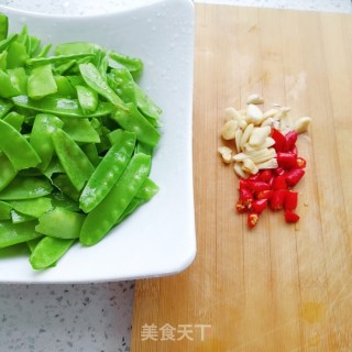 炝炒荷兰豆的做法步骤：2