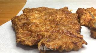 香酥炸猪排，入口酥脆香味扑鼻，非常喜欢炸物，感觉永远吃不腻炸猪排。的做法步骤：11