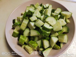 红椒黄瓜炒牛肉的做法步骤：1