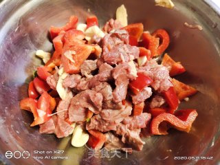 红椒黄瓜炒牛肉的做法步骤：2