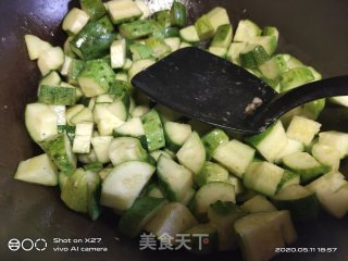 红椒黄瓜炒牛肉的做法步骤：4