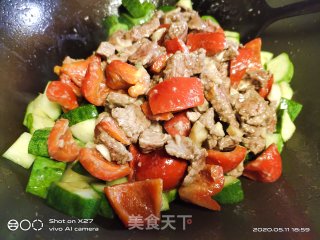 红椒黄瓜炒牛肉的做法步骤：5