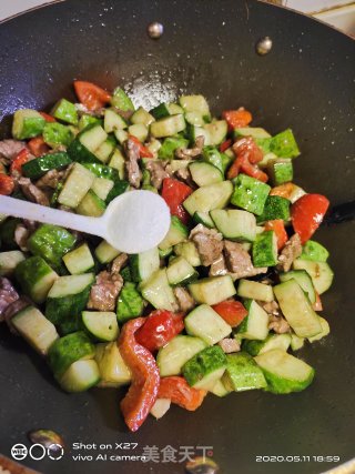 红椒黄瓜炒牛肉的做法步骤：6