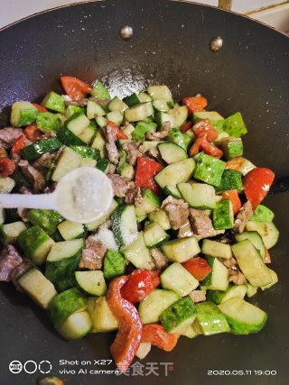 红椒黄瓜炒牛肉的做法步骤：7