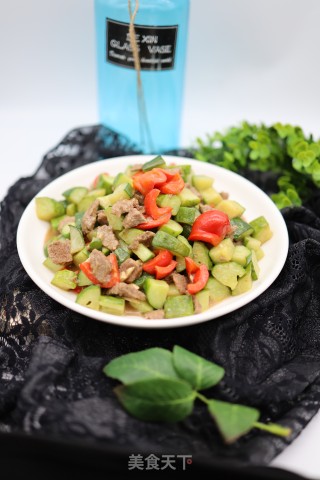 红椒黄瓜炒牛肉的做法步骤：8
