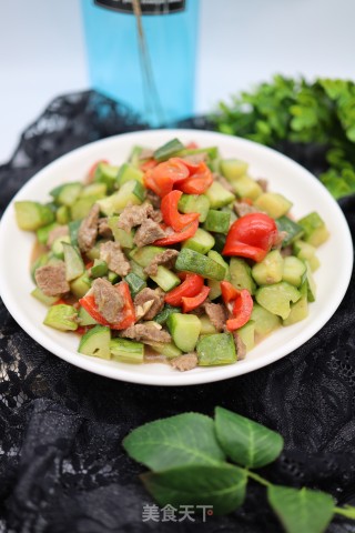 红椒黄瓜炒牛肉的做法步骤：9