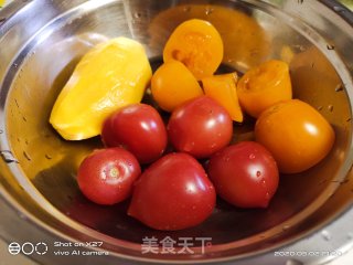火腿肠生菜鸡蛋水果沙拉的做法步骤：2