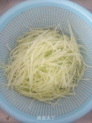 凉拌青笋的做法步骤：1