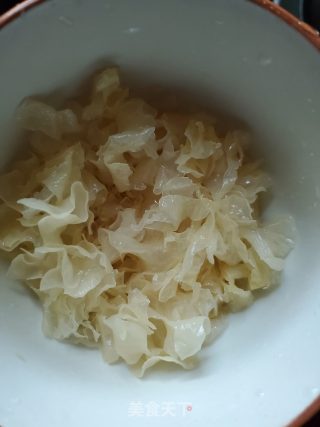 夏季凉爽银耳桃胶羹的做法步骤：2