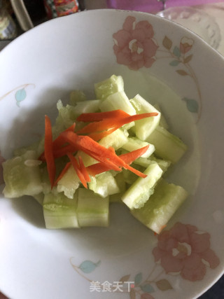 蒜泥黄瓜的做法步骤：1