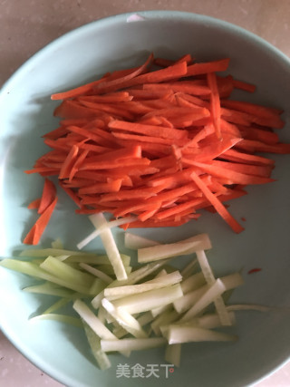 红肠蔬菜炒莜面鱼鱼的做法步骤：1