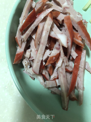 红肠蔬菜炒莜面鱼鱼的做法步骤：2