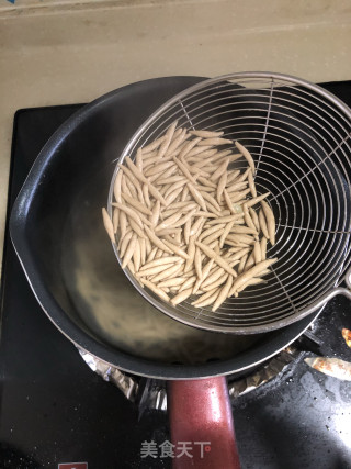 红肠蔬菜炒莜面鱼鱼的做法步骤：5