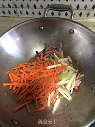 红肠蔬菜炒莜面鱼鱼的做法步骤：8