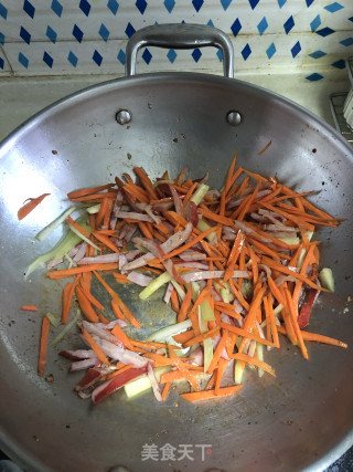 红肠蔬菜炒莜面鱼鱼的做法步骤：9