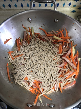 红肠蔬菜炒莜面鱼鱼的做法步骤：10