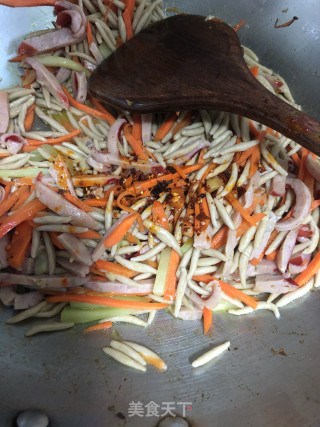 红肠蔬菜炒莜面鱼鱼的做法步骤：11