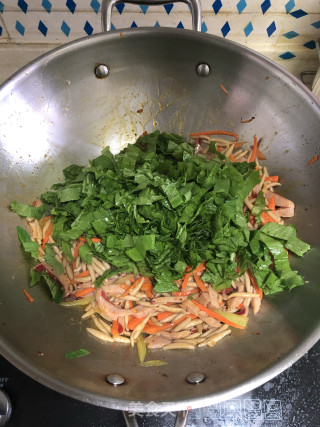 红肠蔬菜炒莜面鱼鱼的做法步骤：12